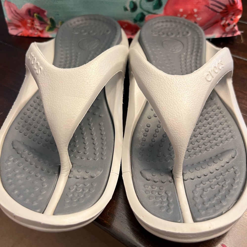 Crocs unisex flip flops size 8